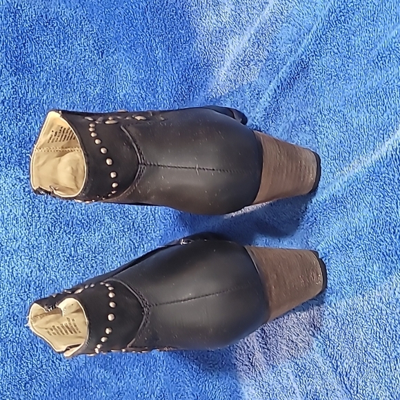 OluKai Ho'Ohilu Woman's Boot. SIZE 10. 3 Inch heels. Box included - Picture 5 of 9